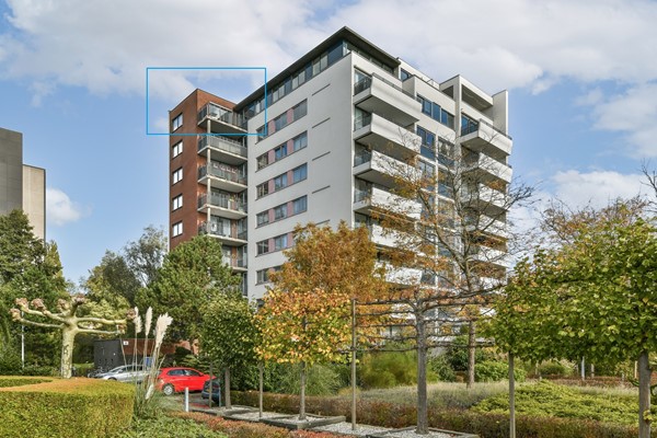 Licht 3-kamer hoekappartement (topverdieping) met zonnig balkon, inpandige parkeerplaats en berging 